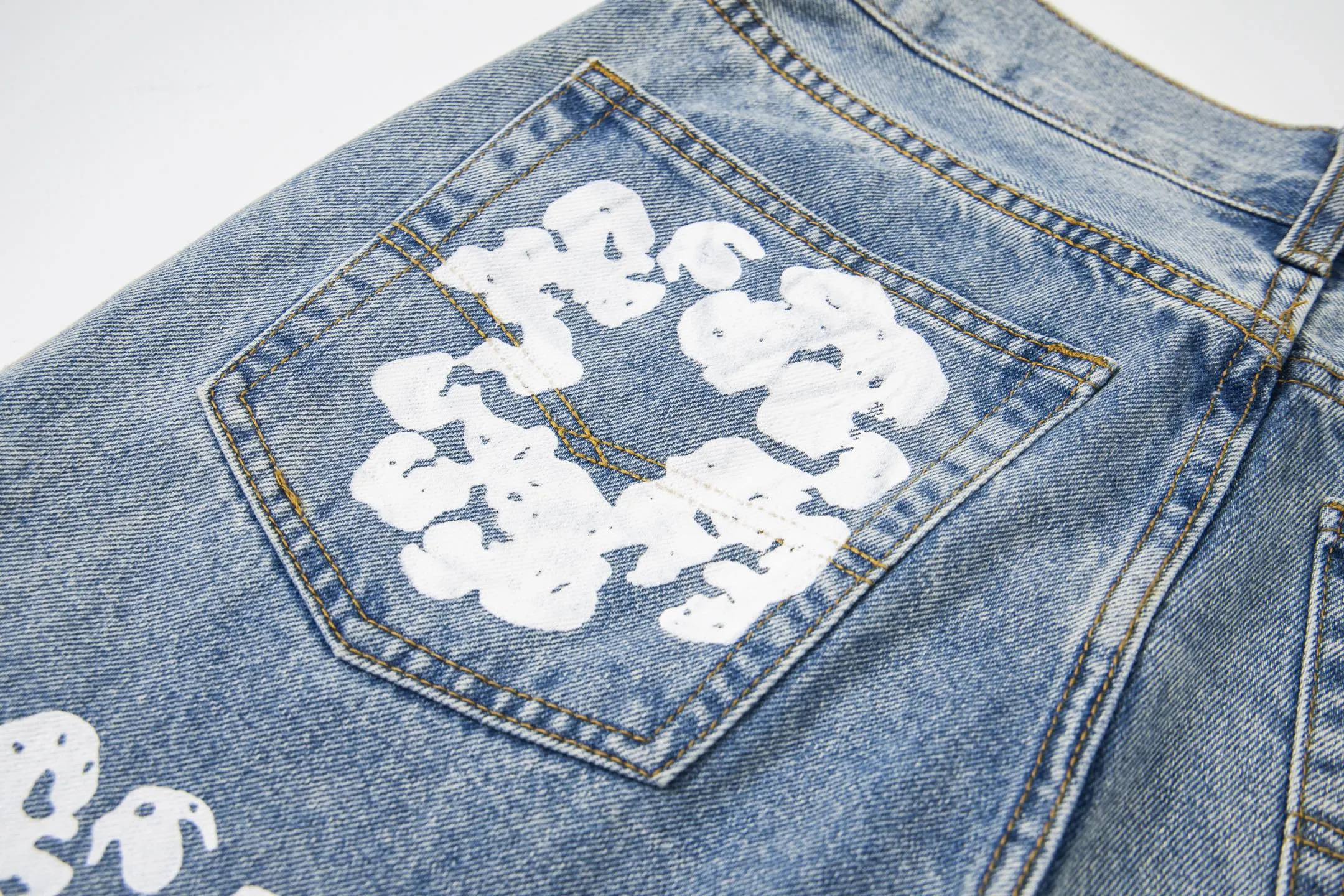 #8197 P220💰 DENIM TEARS Kapok American niche brand printed washed straight jeans. Produced by a major washed factory. Full of high-end feel. Knee part destroyed design with patchwork design. Already used as facade design. Leather waist nameplate. The focus of this style is not on washing, but on the destroyed shape and version. The secret lies in the craftsmanship of the master. The cost of post-production grinding, machining, knife cutting, etc. is far beyond comparison with assembly line products. Color: black, blue, gray. Size: 28-36 (corresponding to S-XXL)